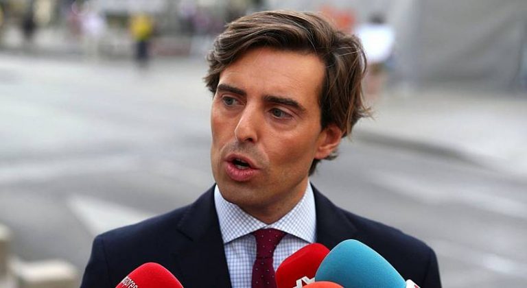 Montesinos pide a Calvo que trabaje y escuche a históricos del PSOE