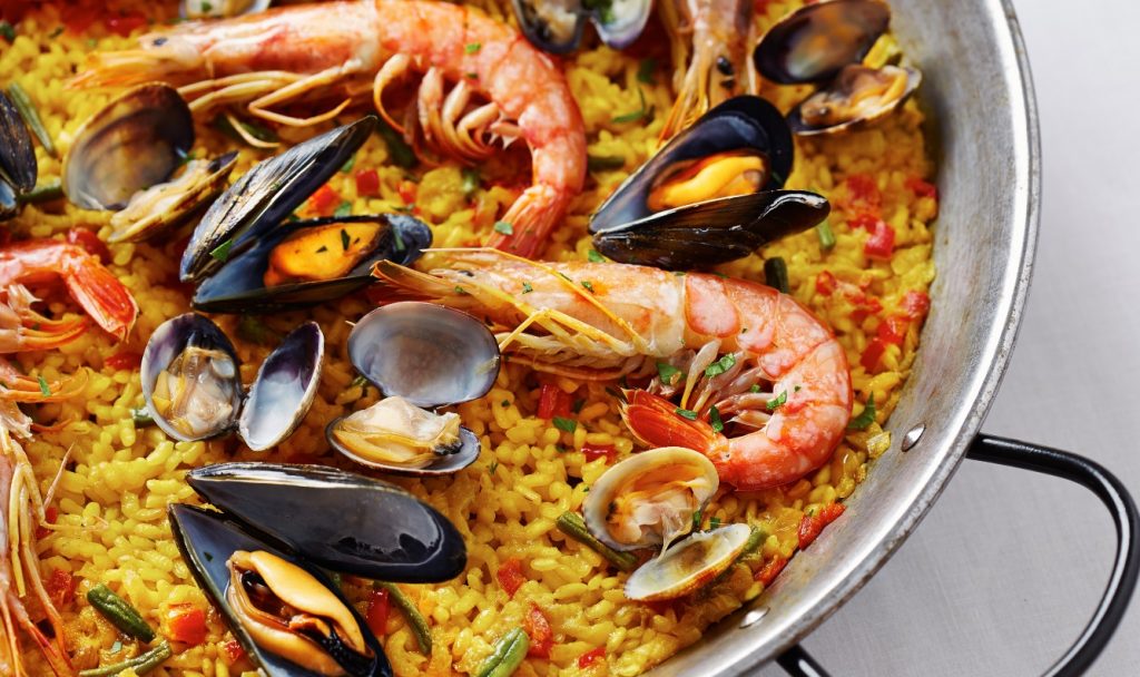 El arroz o el caldo: ¿Qué debes echar primero para bordar la paella? 2 Paella de marisco, con arroz y caldo de marisco.
