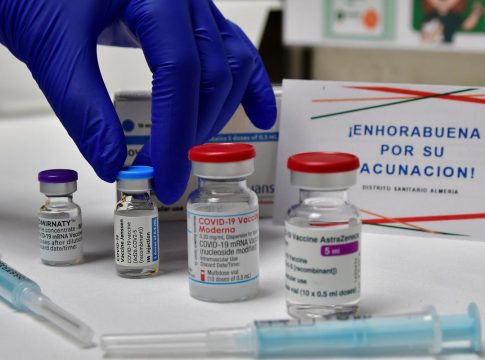 Pfizer tras AstraZeneca