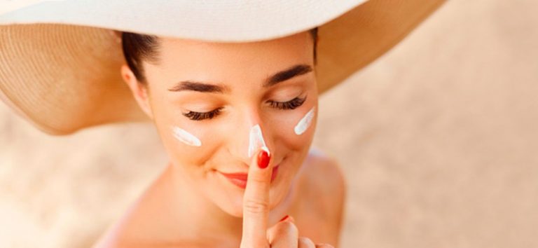 Protección solar: así es la regla de los dos dedos para echarte bien el protector solar