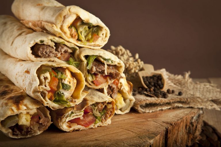 Come el mejor shawarma callejero en este puesto de Madrid