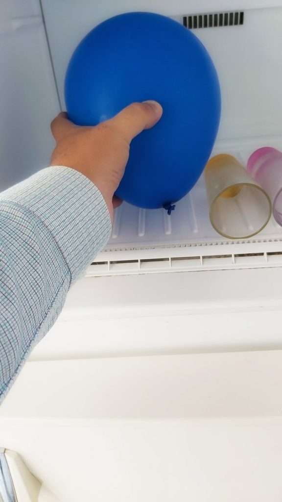 ¿Qué sucede si colocas un globo en el refrigerador?