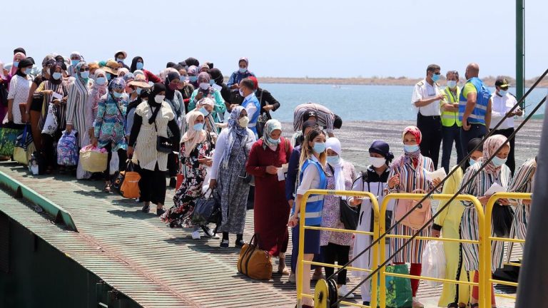 Regresan a Marruecos 108 temporeras y seis bebés