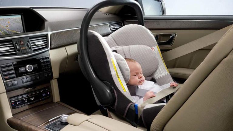 Cómo colocar una silla de bebé en el asiento delantero  del coche
