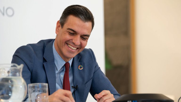 Sánchez escenifica su sintonía con el presidente argentino