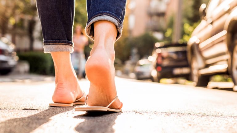 Sandalias, chanclas y otros zapatos de verano: los peligros de salud a los que te enfrentas