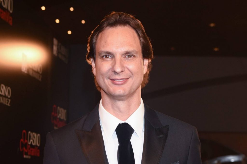 Tinte político por su salida