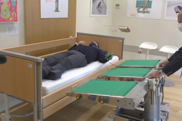 Un español patenta la primera camilla robotizada