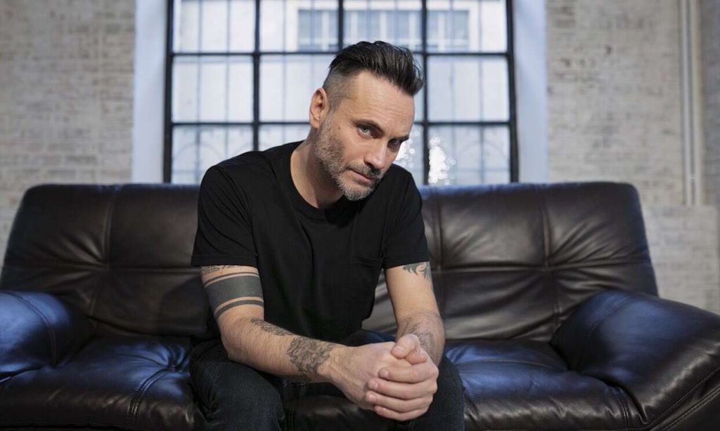 Un hombre que maneja las redes sociales a su antojo