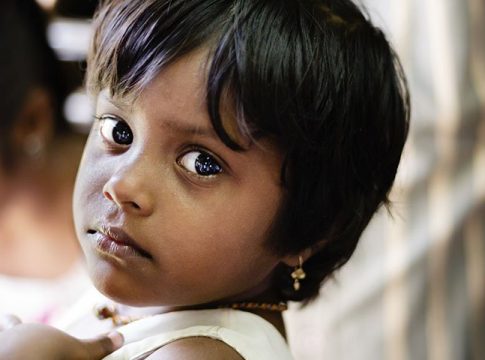 Una exposición fotográfica retrata '24 horas en la vida de una mujer en India'