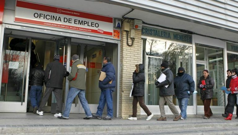 Uno de cada tres parados de larga duración en España tiene más de 50 años