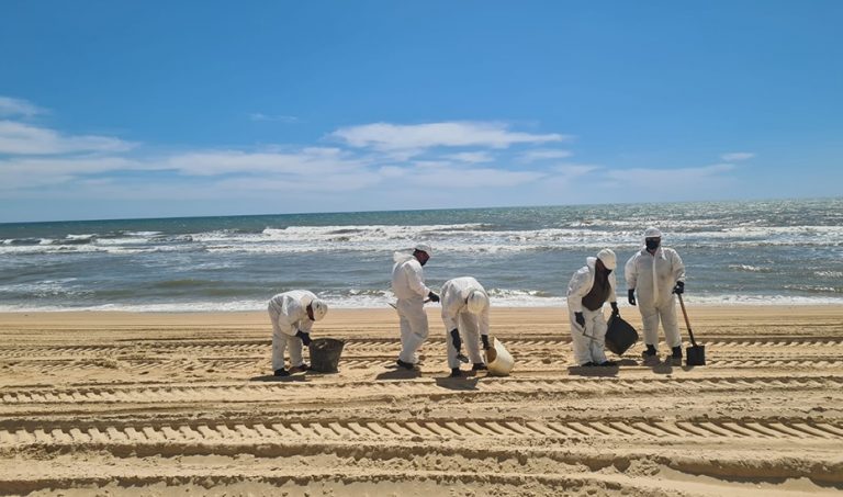 La sanción por el vertido en la costa de Huelva podría llegar a los 600.000 euros