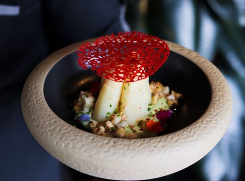 Yemas de espárrago sobre emulsión de guisantes, vinagreta de frutos secos y teja de tomate Rocacho