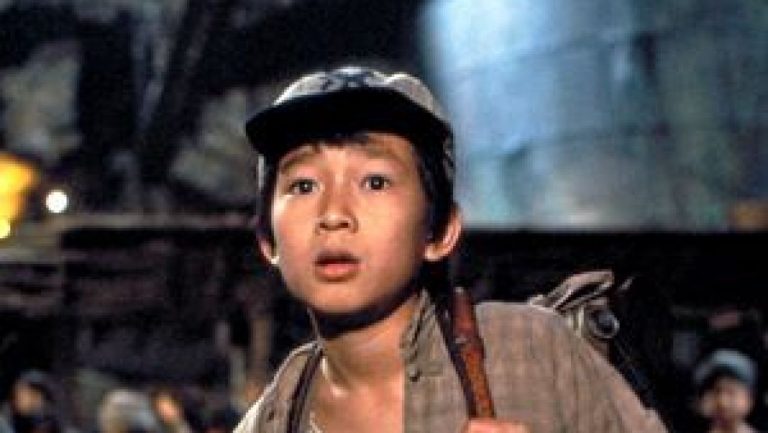 Así está Jonathan Ke Huy Quan, Tapón en Indiana Jones y el templo maldito