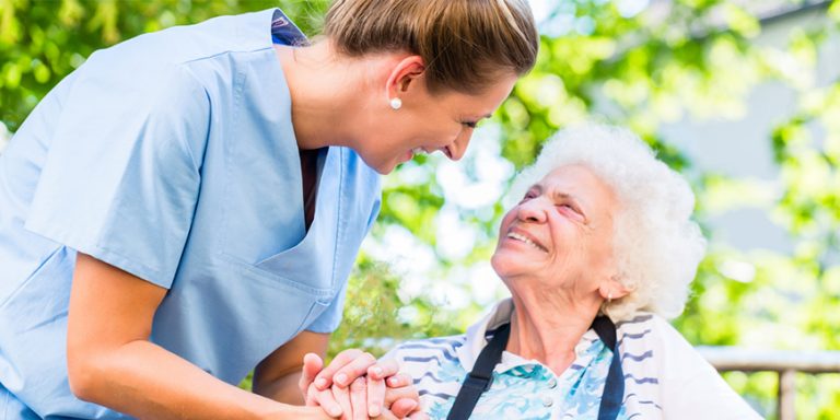 Cómo solicitar un asistente de personas mayores