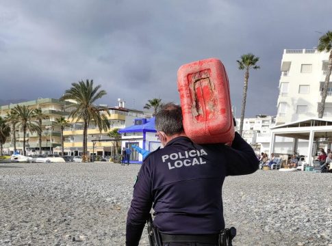 bidon-hachis Siete detenidos al desembarcar 800 kilos de hachís en la costa de Granada