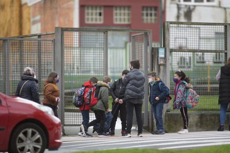 Suben a 621 los casos activos en centros educativos gallegos