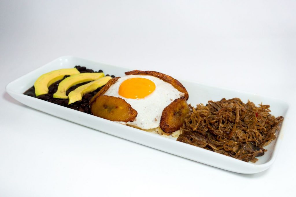 carne mechada con cáscara de plátano