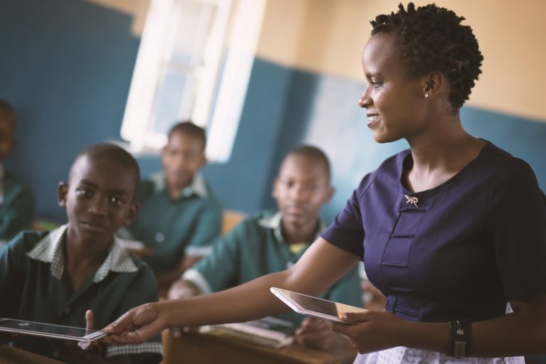 Fundación Telefónica y Fundación 'la Caixa' llevaron educación digital menores en África