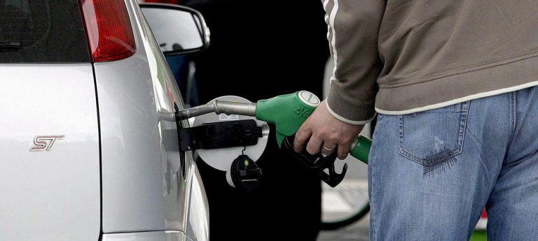 El Gobierno elevará los impuestos de la gasolina y del diésel