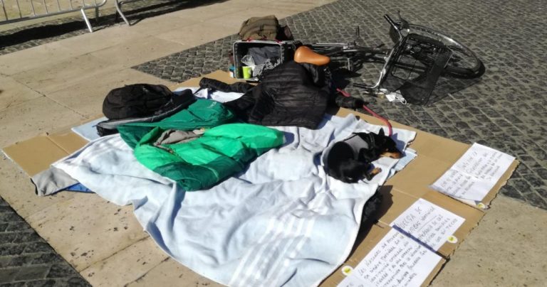 Un juez da la razón al hombre sin hogar que hizo huelga de hambre en Barcelona