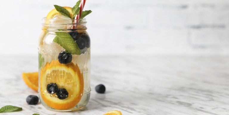 Por qué en verano deberías beber infusiones frías