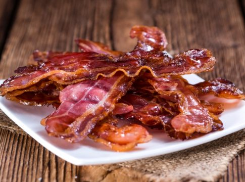 Fried Bacon (selective focus) on an old vintage wooden table crujiente