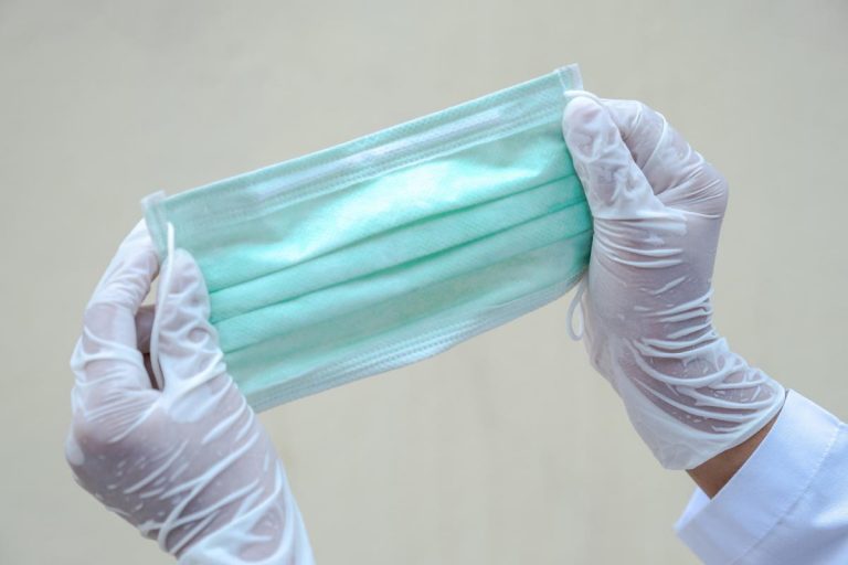 Andalucía critica abrir el debate sobre el fin del uso obligatorio de mascarilla