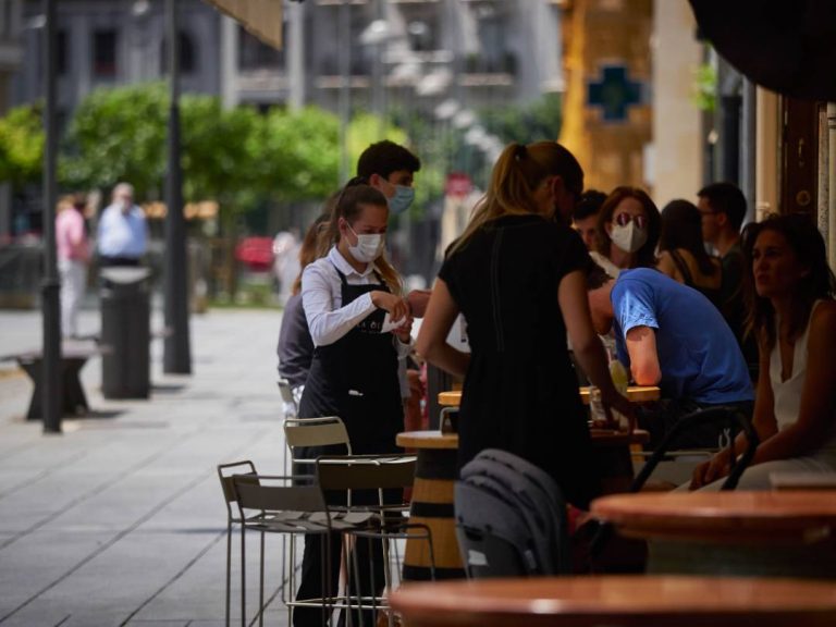 Navarra amplía hasta las 23 horas el horario de cierre de los interiores de la hostelería