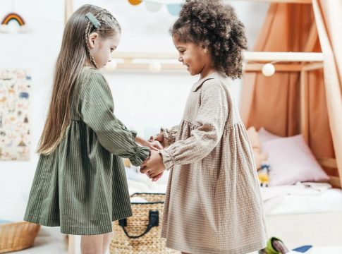 niñas batas de maestra