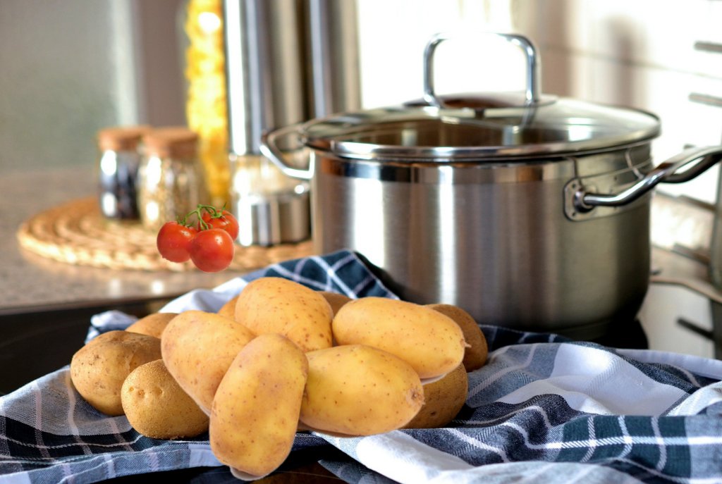 Patatas bravas: cómo hacerlas al nivel de Chicote y dar un bocado a un plato típicamente español
