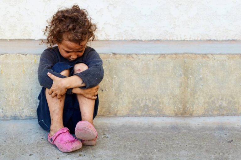 La pobreza infantil se concentra en Madrid y Barcelona, con medio millón de niños sin recursos