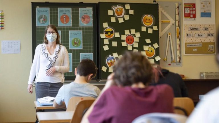 Las CCAA, partidarias de mantener los refuerzos de profesorado el próximo curso