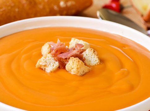 spanish salmorejo with ham and croutons Cómo hacer un salmorejo cremoso