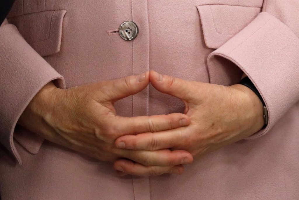 A Angela Merkel -foto- le temblaron las manos en público en más de una ocasión.