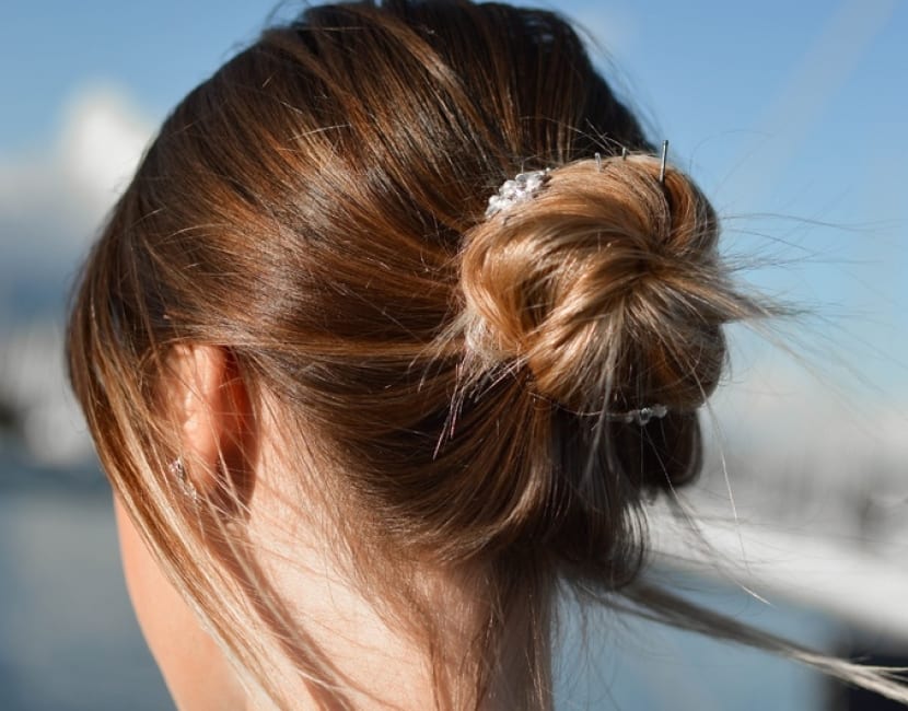 ¿Cómo hacer un moño sencillo y que quede espectacular?