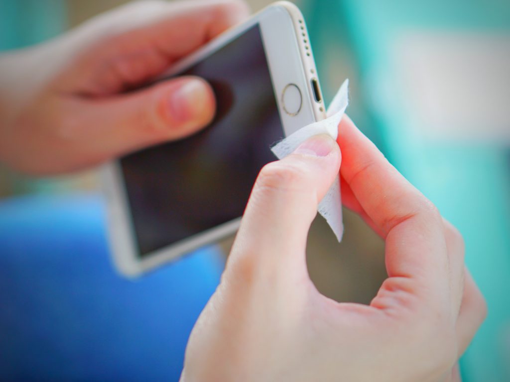 Cómo limpiar los altavoces de tu smartphone 1 Trucos para limpiar los altavoces del smartphone y no morir en el intento