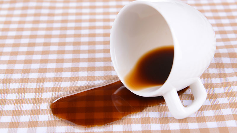 ¿Cómo quitar las manchas de café de forma rápida y sencilla?