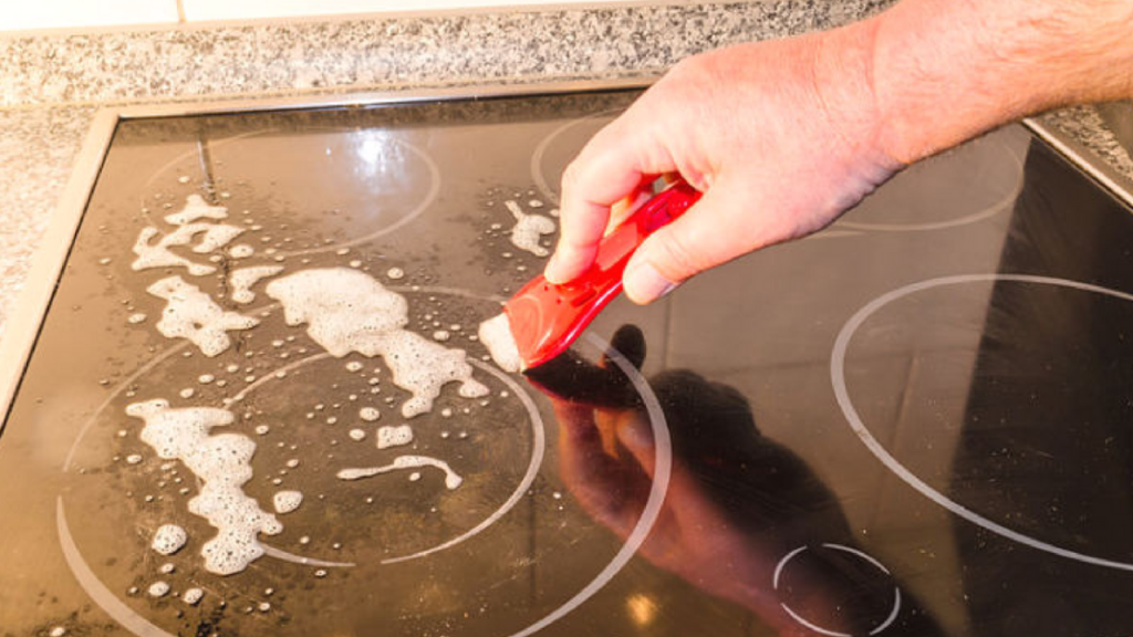 Cómo quitar las marcas de la vitrocerámica sin rayarla 1 ¿Cómo limpiar cocinas de vitrocerámica sin ocasionar ni una sola raya?