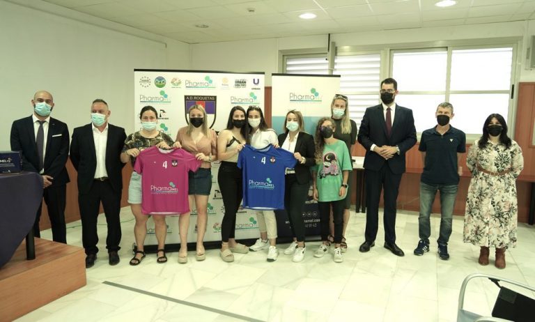 A.D. Roquetas 2018 y Pharmamel presentan su nueva equipación y un acuerdo para promover el deporte femenino