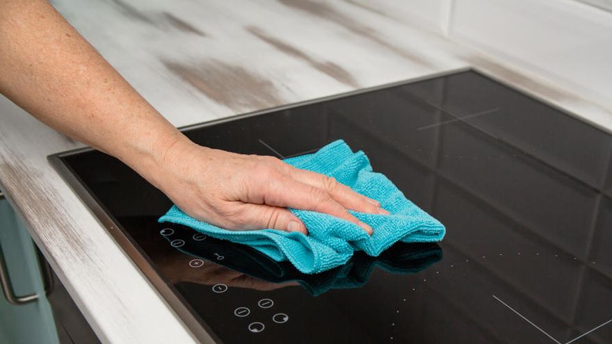 Cómo quitar las marcas de la vitrocerámica sin rayarla 2 ¿Qué debo hacer si hay manchas complicadas en la vitrocerámica?