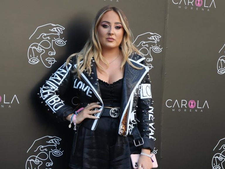 Rocío Flores olvida las duras declaraciones de su madre en el concierto de Pitingo