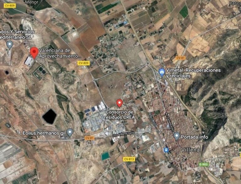 Declarado un incendio industrial que afecta a la planta de Vaersa en Villena (Alicante)