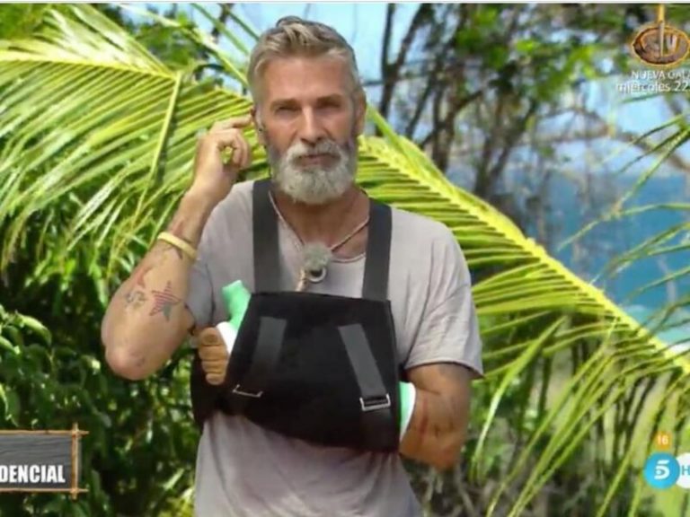 Carlos Alba abandona 'Supervivientes' completamente destrozado