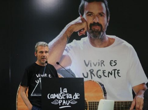 'La camiseta de Pau' homenajea a Donés en el primer aniversario de su muerte 'La camiseta de Pau' homenajea a Donés en el primer aniversario de su muerte
