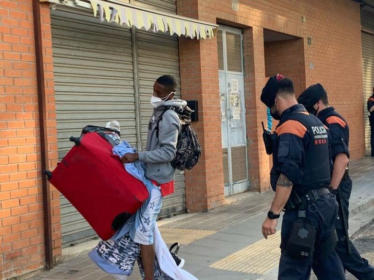 Los Mossos desalojan 12 pisos okupados en Lleida