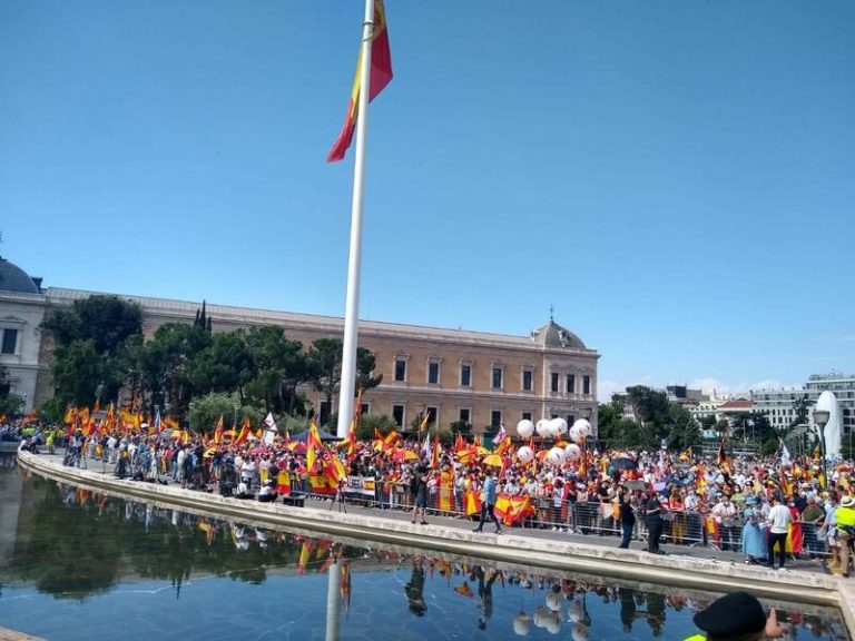 Aforo completo en la Plaza de Colón en la manifestación contra los indultos a los líderes del 'procés'