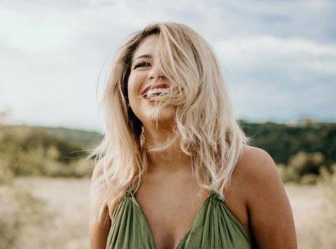 Cómo cuidar el cabello rubio en verano Cómo cuidar el cabello rubio en verano