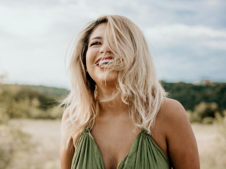 Cómo cuidar el cabello rubio en verano