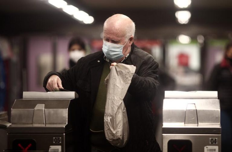 Un tercio de los españoles seguiría llevando mascarilla en algunos lugares públicos